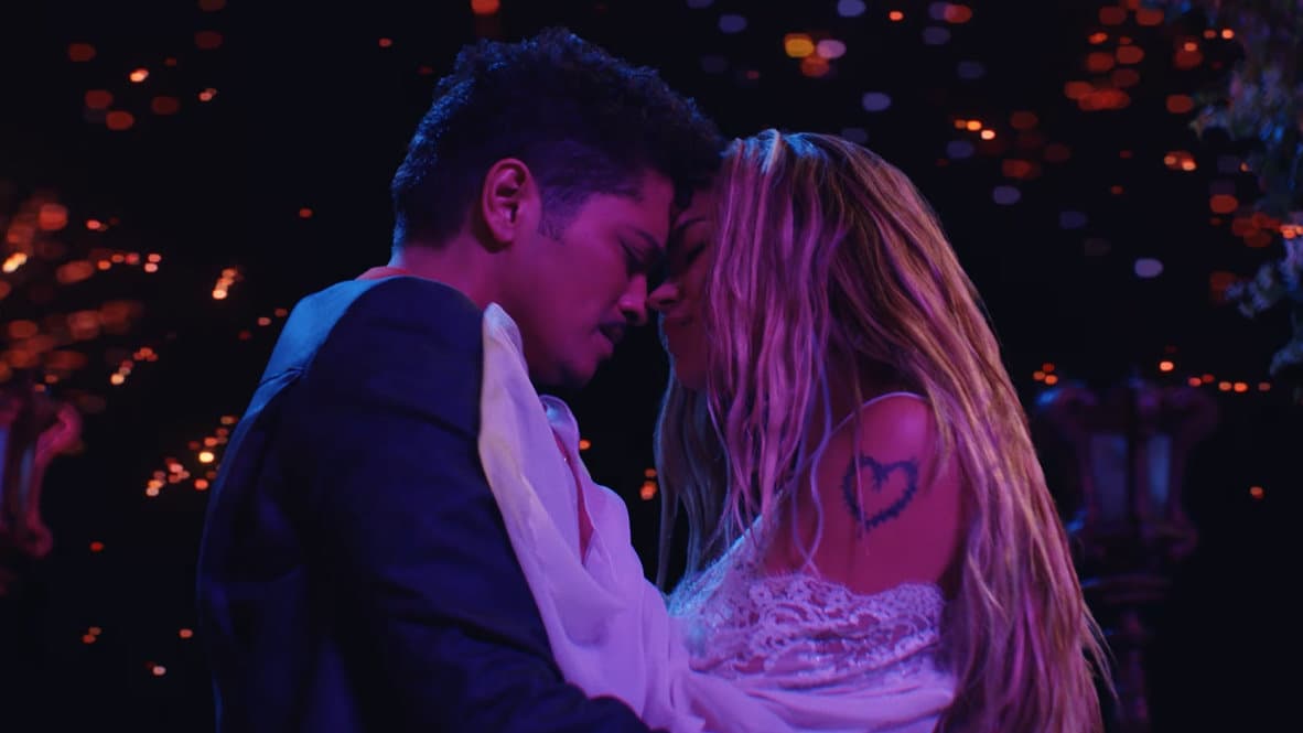 Bruno Mars v jeho najromantickejšej podobe. "Dance With Me" má nový klip