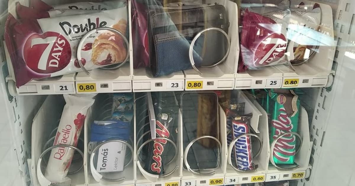 Kolega odbehol, tak mu do automatu hodil doklady, mobil, menovku...