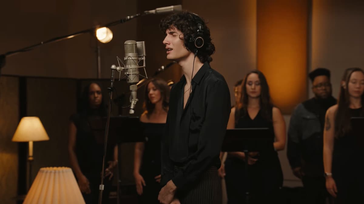 Sombr ukázal "My Body Isn't Ready" spolu s orchestrom