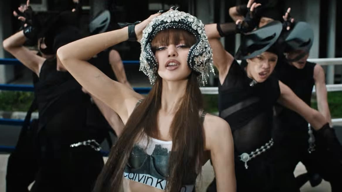 LISA v novom klipe „SaWaDiKa“ ukazuje svoje thajské korene