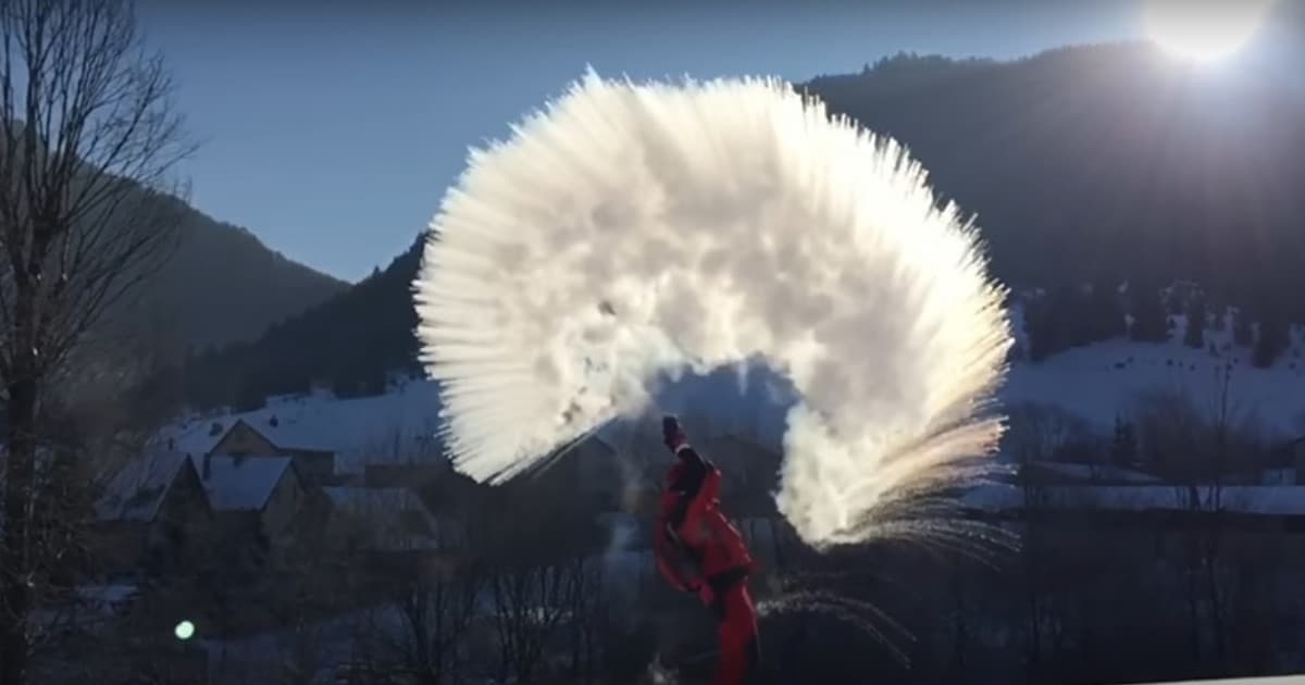 Slovák zachytil, čo sa stane, ak v Terchovej pri -26 °C vyleješ čaj z termosky