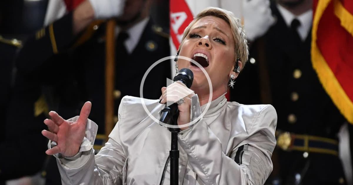 Americkú hymnu na Super Bowl zaspievala famózna PINK. Z jej prevedenia budeš mať husiu kožu!