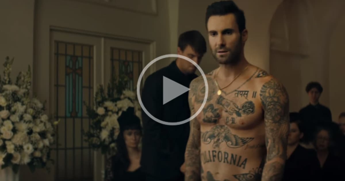 Polonahý Adam Levine v rakve! Kapela Maroon 5 zverejnila svoj snáď najbizarnejší klip