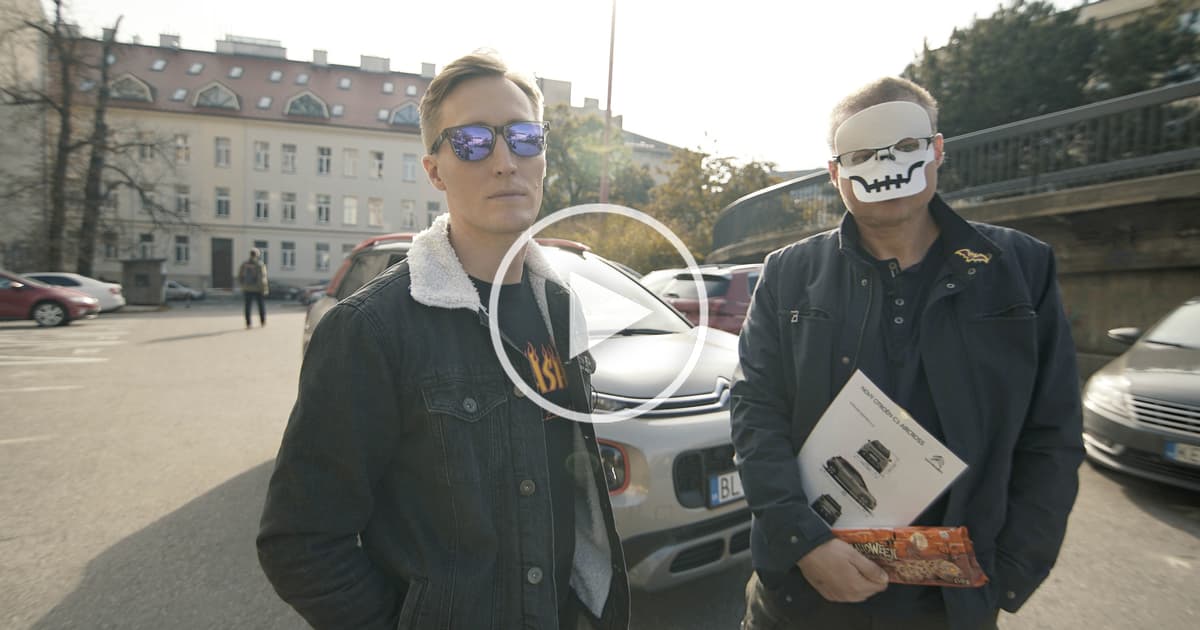 Sajfa a Truhlík naložili do Citroenu C3 Aircross posteľ a v halloweenskych maskách vyrazili do ulíc
