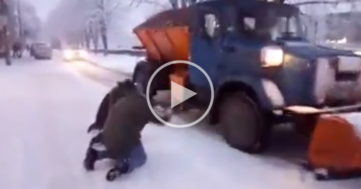 VIDEO: Na Ukrajine vedia, ako treba zdraviť odhŕňače snehu