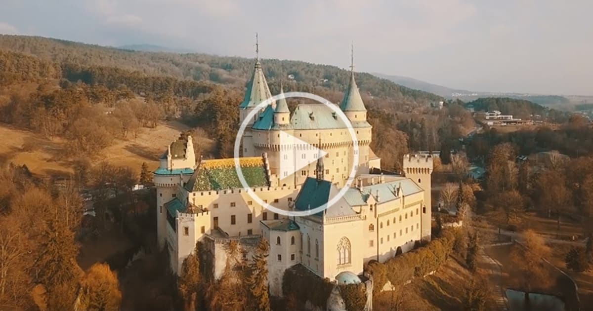 Slovenský pár zachytil dronom krásy Bojnického zámku. Zostaneš v nemom úžase!