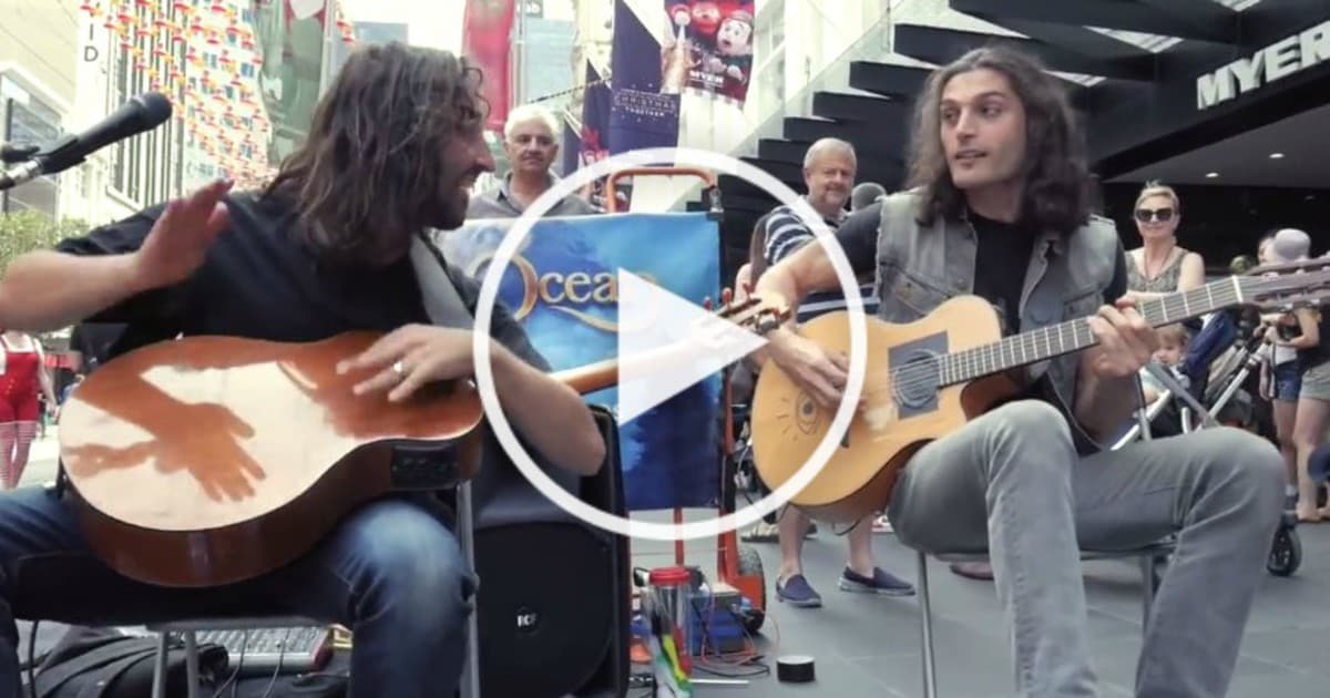 Dvaja hudobníci to rozbalili na ulici v Melbourne. Toto video musíš vidieť!