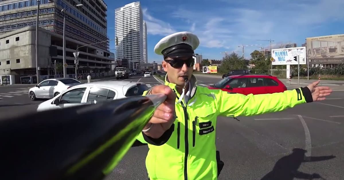 Unikátne video: Ako slovenský policajt riadi slovenskú križovatku