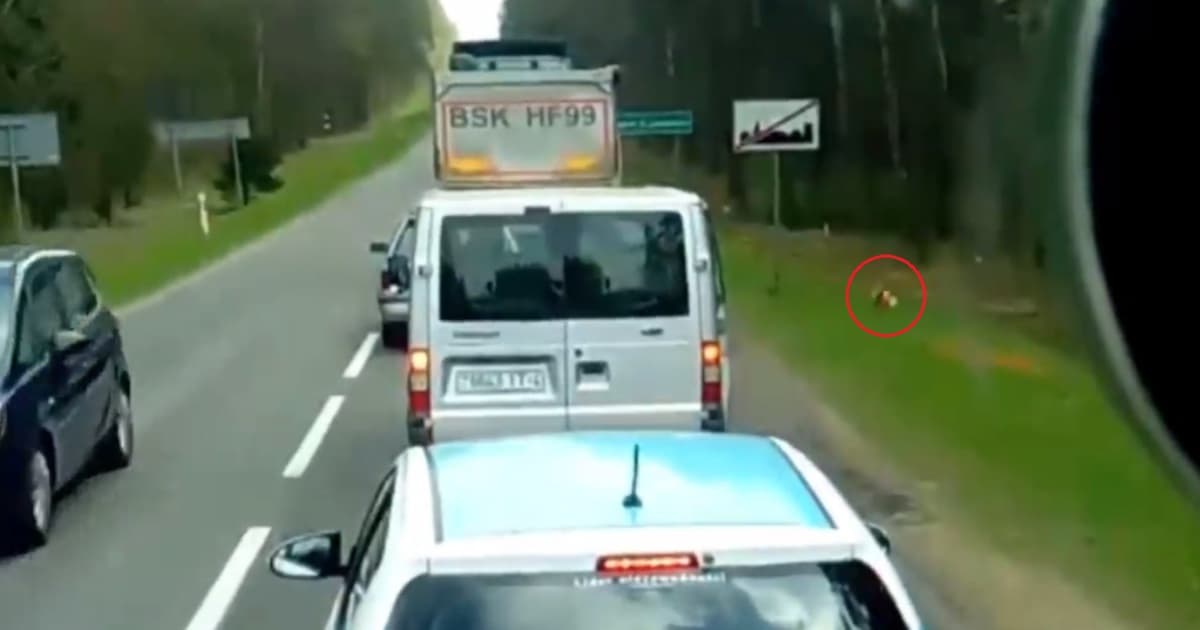 VIDEO: Tento Poliak vyhodil niečo z auta. Ostatní vodiči si to všimli!