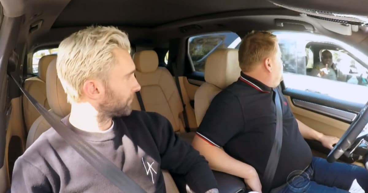 Adam Levine ako ďalší hosť Carpool Karaoke. Nakrúcanie nečakane prerušila policajná hliadka!