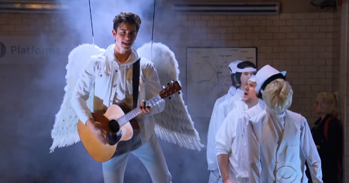 James Corden a Shawn Mendes si to proti sebe rozdali v metre. Ich vtipný hudobný súboj ťa dostane