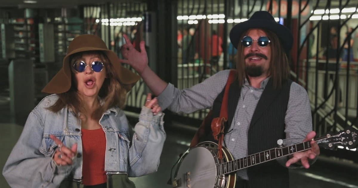 Christina Aguilera v prestrojení vystúpila v newyorskom metre. Potvrdila, že jej hlas je obrovským darom!