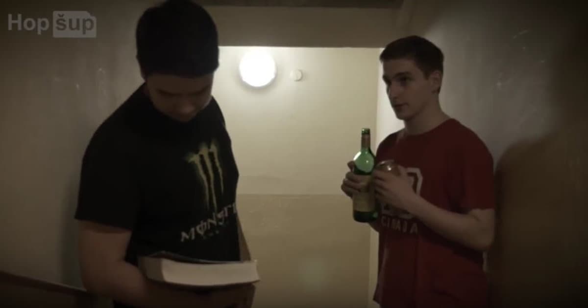Krátky film o študentovi na vysokej, ktorý musí odovzdať bakalárku!