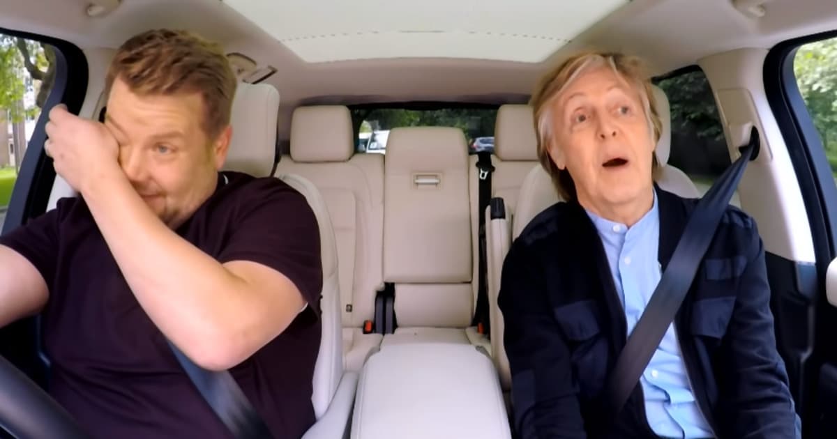 Paul McCartney ako ďalší hosť Carpool Karaoke. Jamesa Cordena rozplakal a zaspieval si v miestom pube