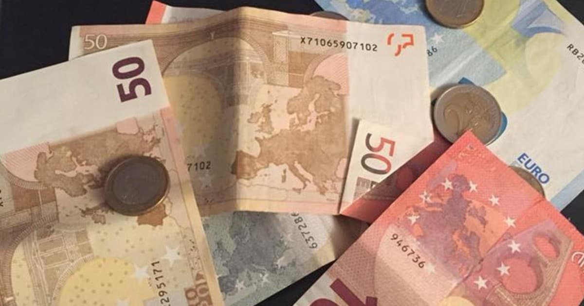 Slováci sa nevedia zhodnúť, koľko EUR je na tejto fotke. Pribudlo už viac ako 30-tisíc komentárov