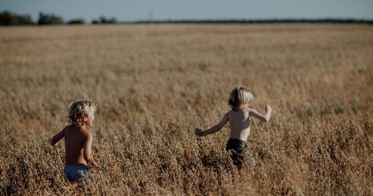 Fotografka zachytáva čarovné okamihy svojich detí, ktoré prežívajú idylické leto bez počítaču a mobilu