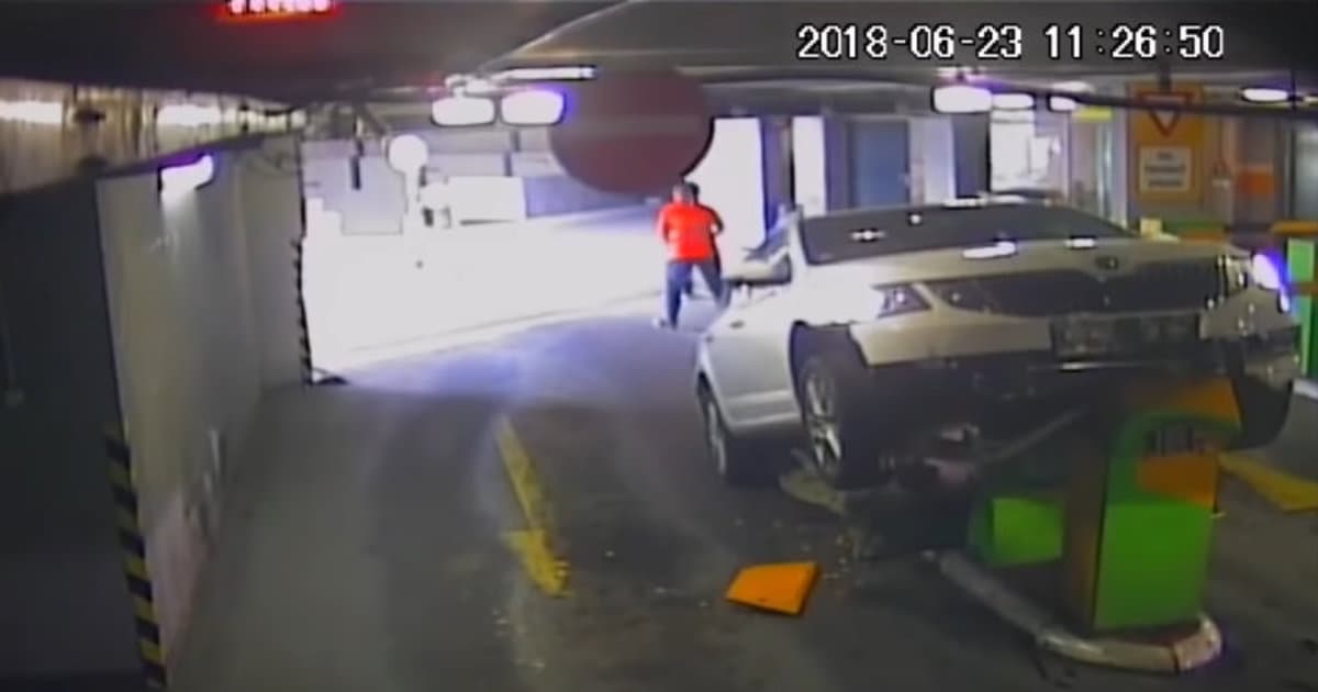 VIDEO: Aj takto sa dá parkovať v garáži. Obchodné centrum Žilina.
