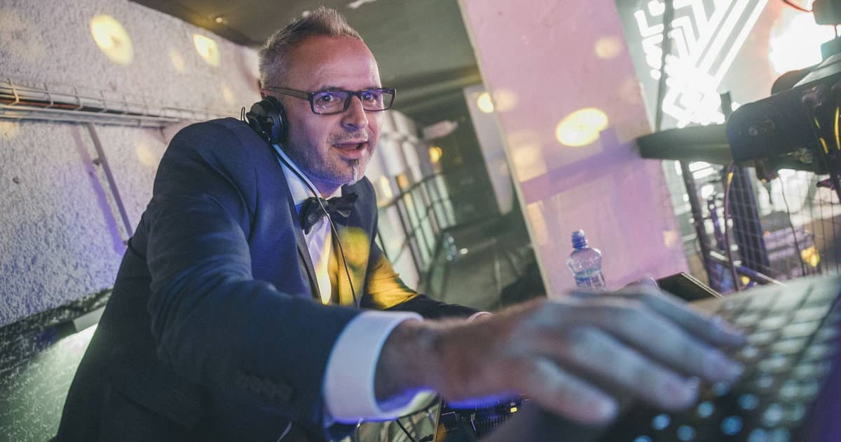 Náš DJ Carlo posiela novú hodinku tej najlepšej hudby!