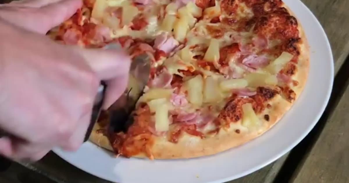 VIDEO: Zaujímavý spôsob ako jesť obľúbenú Pizzu Hawai