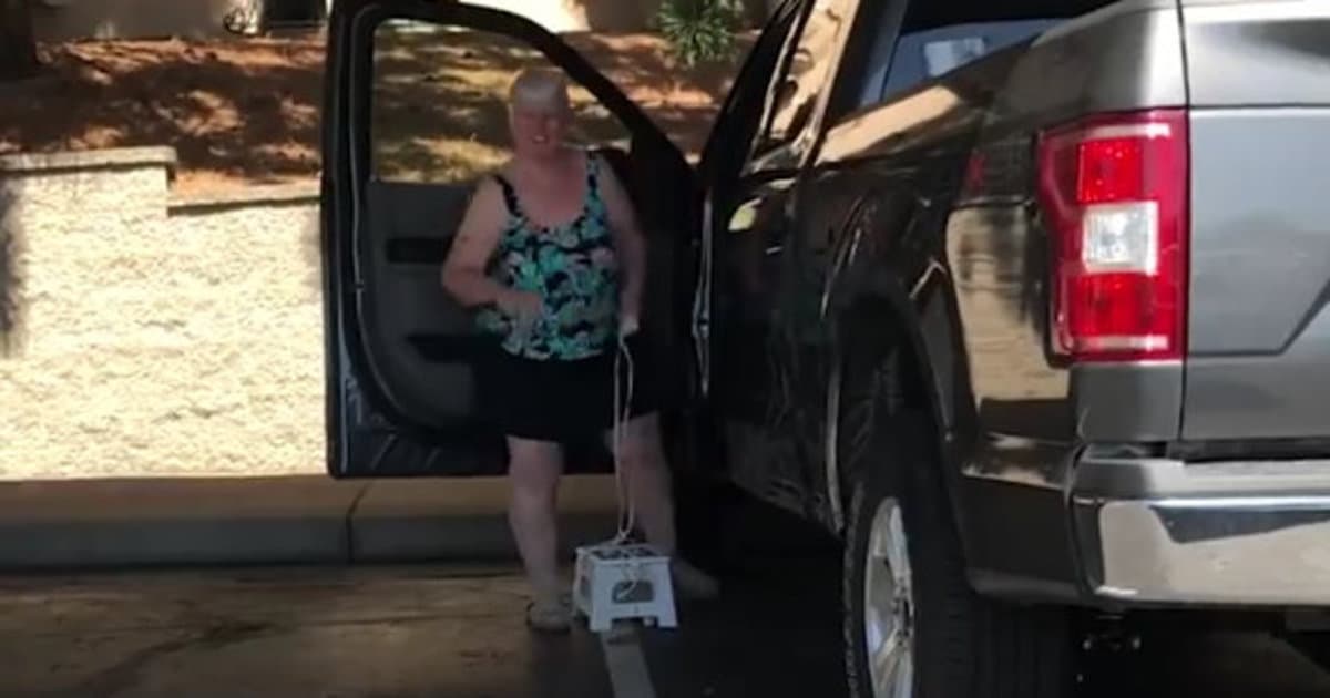 VIDEO: Žena si kúpila príliš veľké auto. Tak vymyslela vychytávku!