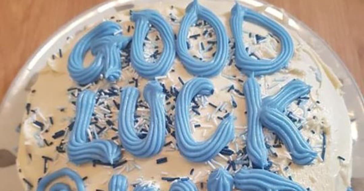 Synovi upiekla tortu pre šťastie. Urobila však maličkú chybu, na ktorej sa baví celý internet