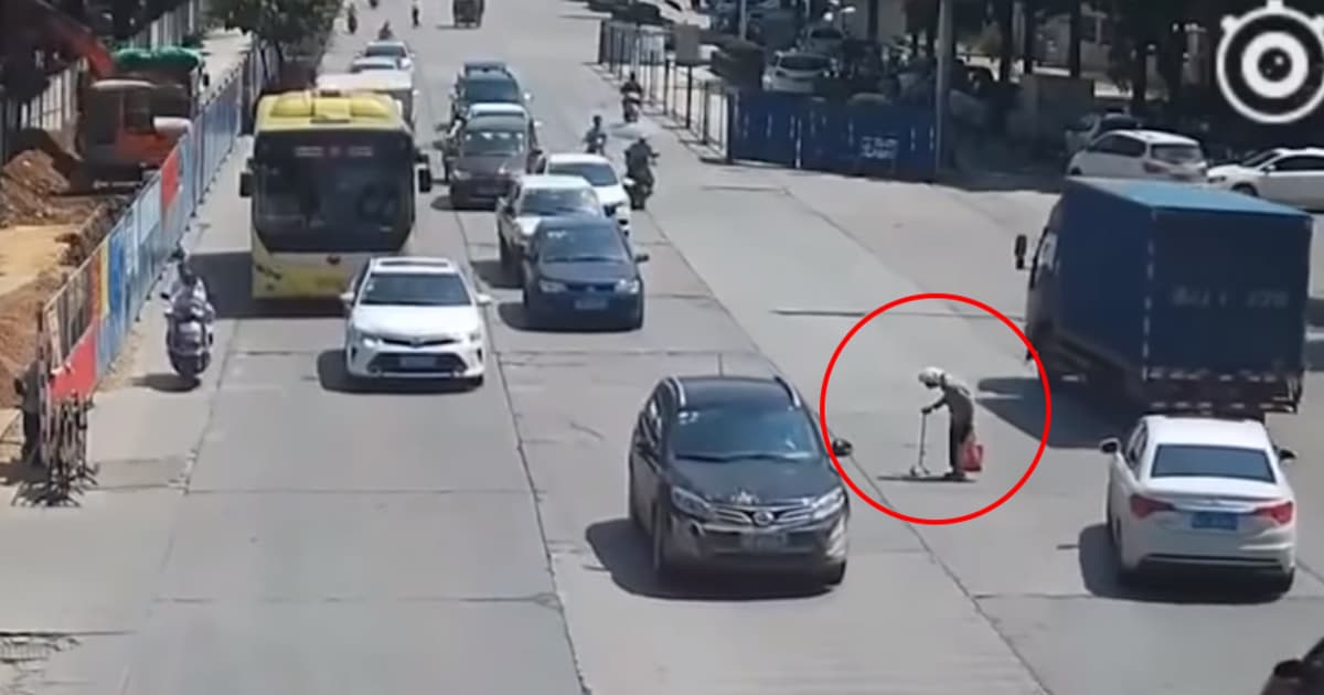 Babička nestihla prejsť a zostala uprostred rušnej cesty. Tento mladík urobil niečo hrdinské!