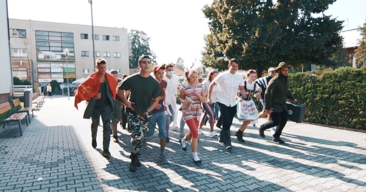 Gymnazisti z Topoľčian ťa svojim namakaným únosom triednej knihy vezmú na cestu do minulosti!