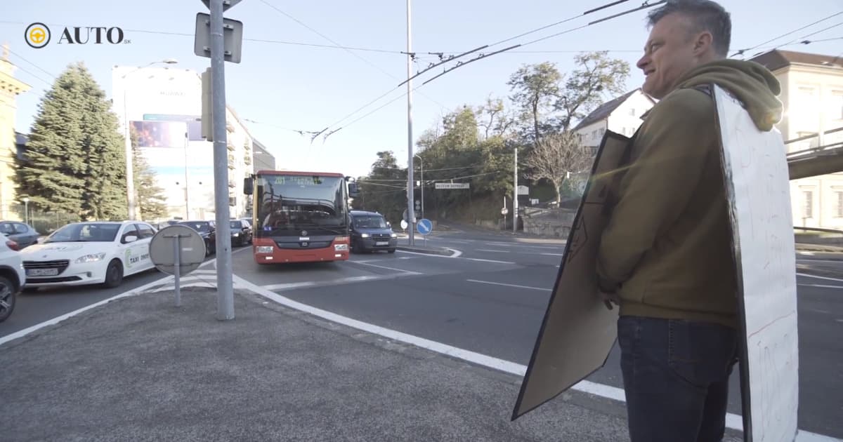 FUN TEST: Truhlík sa stal živým billboardom. Prečo stál uprostred križovatky?