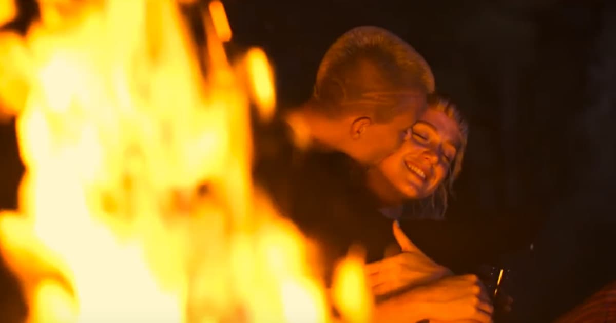 S kým sa to Emma Drobná bozkáva v novom klipe?