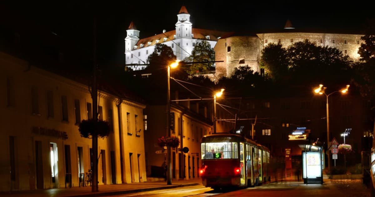 Fotky mladého Slováka vyrážajú dych! Zachytáva krásy Bratislavy, zahalenej do tmy