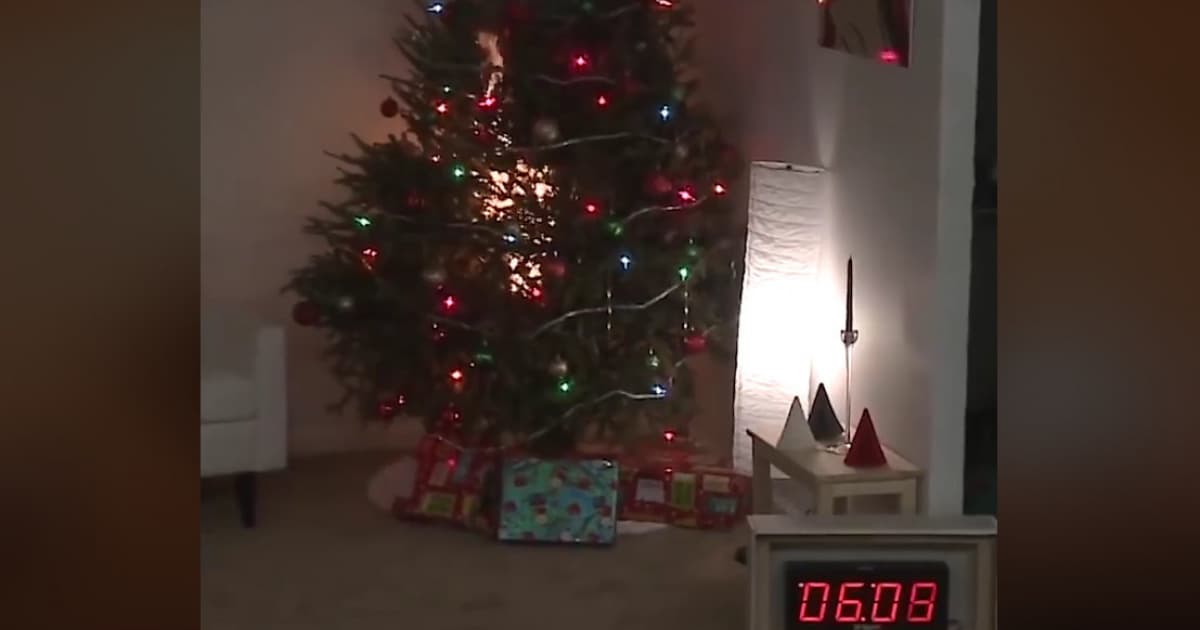 Koľko trvá, kým zhorí celý vianočný stromček? Pozeraj!
