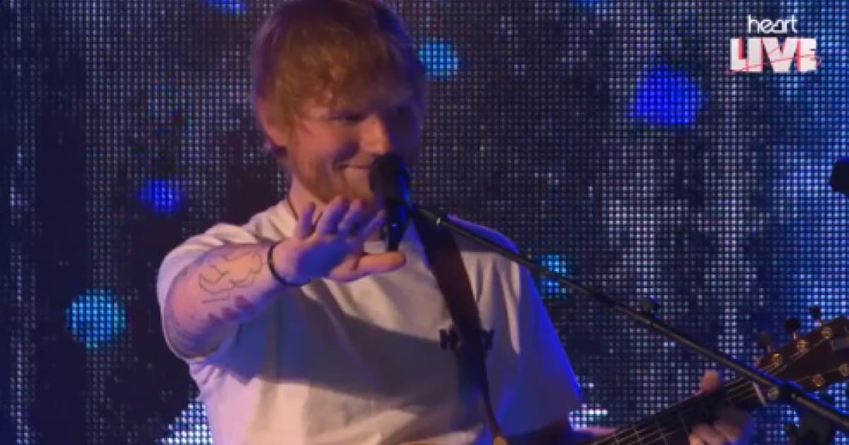 Ed Sheeran prerušil svoj koncert. V dave medzi fanúšikmi si všimol niečo výnimočné