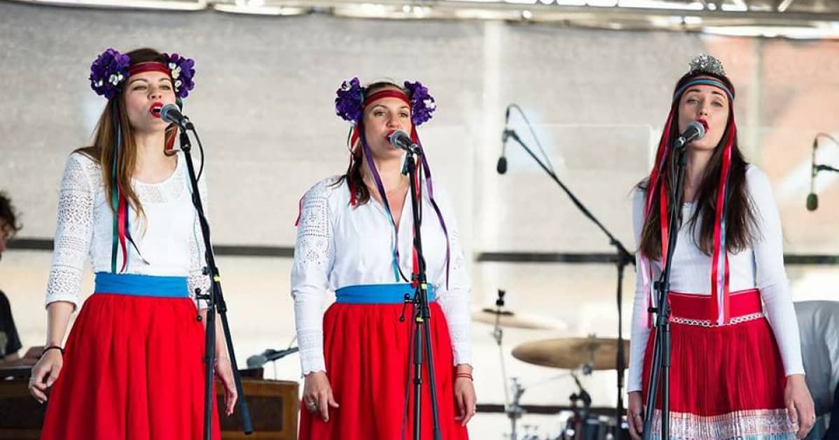 Bratislavskú skupinu „Ľudové mladistvá“ inšpirujú ľudovky. Jej netradičné spracovanie folklóru musíš počuť!