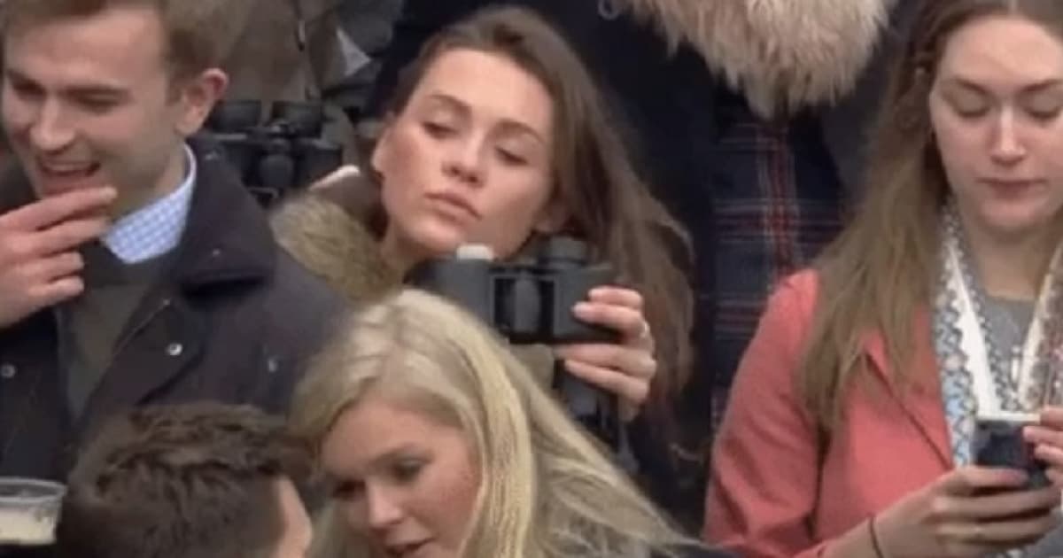 Táto športová fanúšička pobavila celý svet! Myslíš, že v ruke má ďalekohľad? Omyl