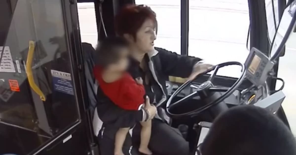 Autobusárka si hrdinským činom podmanila svet! Na ceste zachránila premrznuté opustené batoľa