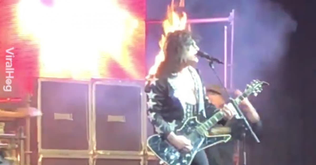 VIDEO: Toto je Rock'n' Roll. Spevákovi počas koncertu začal horieť vlasy!