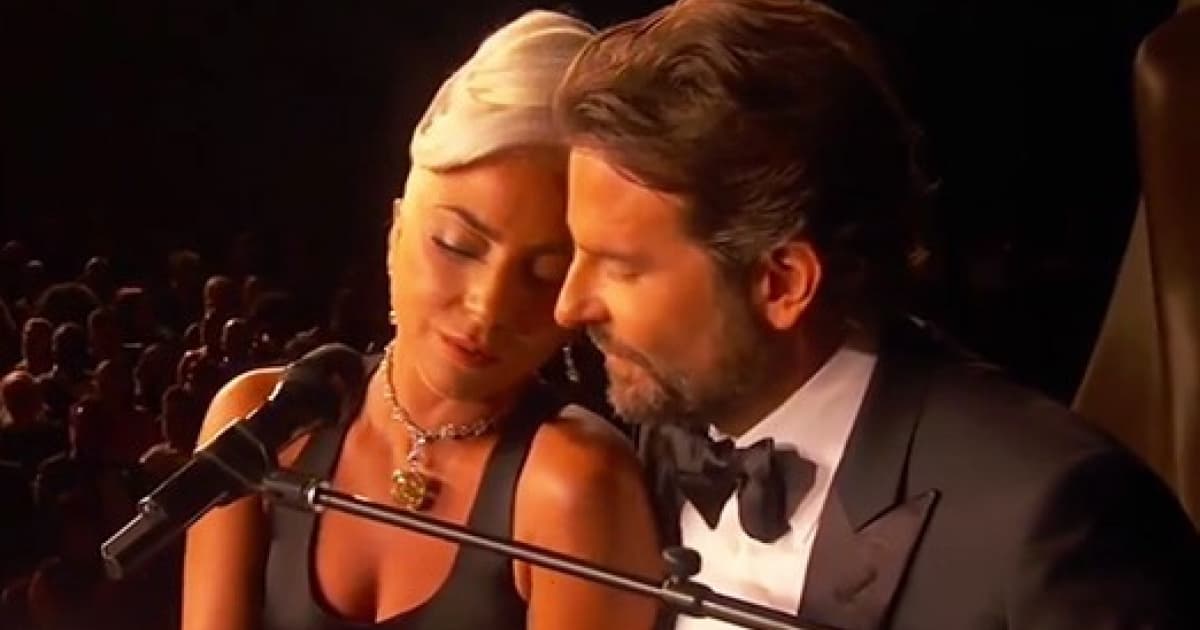 Lady Gaga a Bradley Cooper zaspievali na Oscaroch zamilovaný hit Shallow. Poriadne to medzi nimi iskrilo!