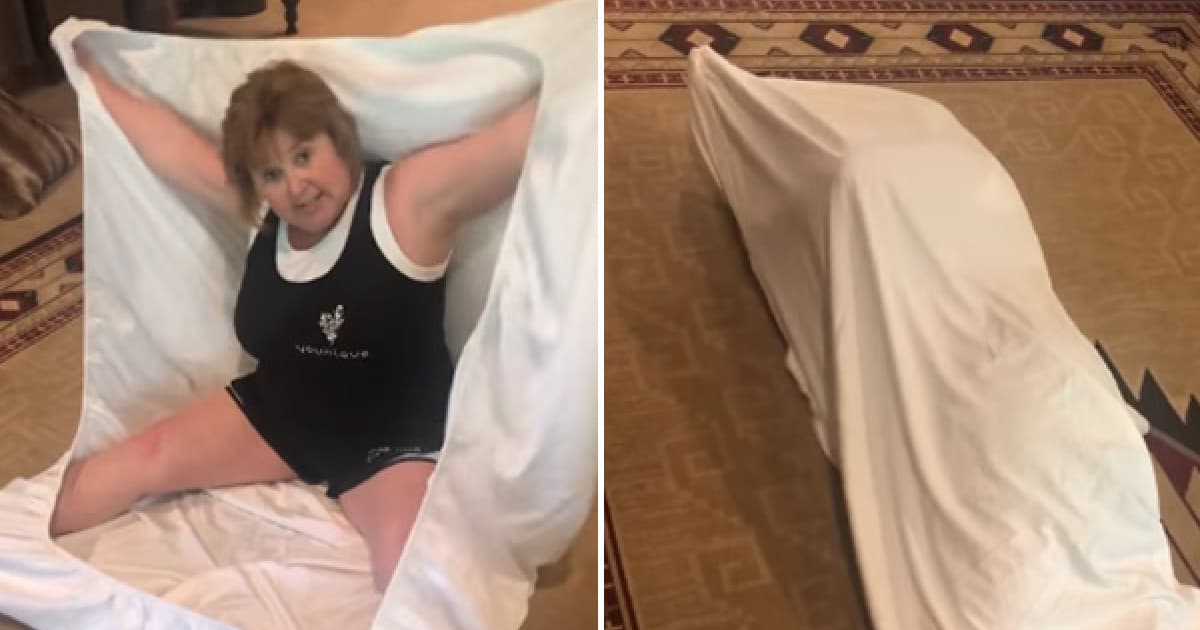 Nevieš skladať napínaciu plachtu? Spôsob, tejto pani je poriadne bizarný, no funguje