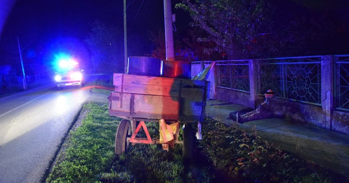 Polícia rieši kuriózny prípad: cestou z pálenice odparkoval koňa na "odpočívadle" a zdriemol si na chodniku