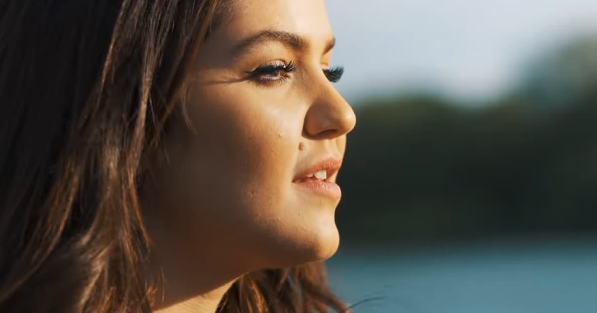 Celeste Buckingham slovenčina svedčí. Vypočuj si novinku „Používam hlavu“