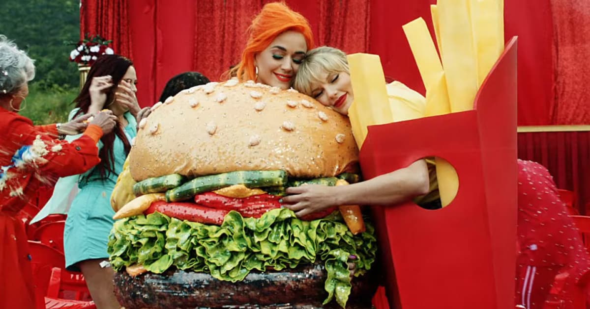 Taylor Swift sa v novom klipe zmenila na hranolky. Katy Perry na hamburger