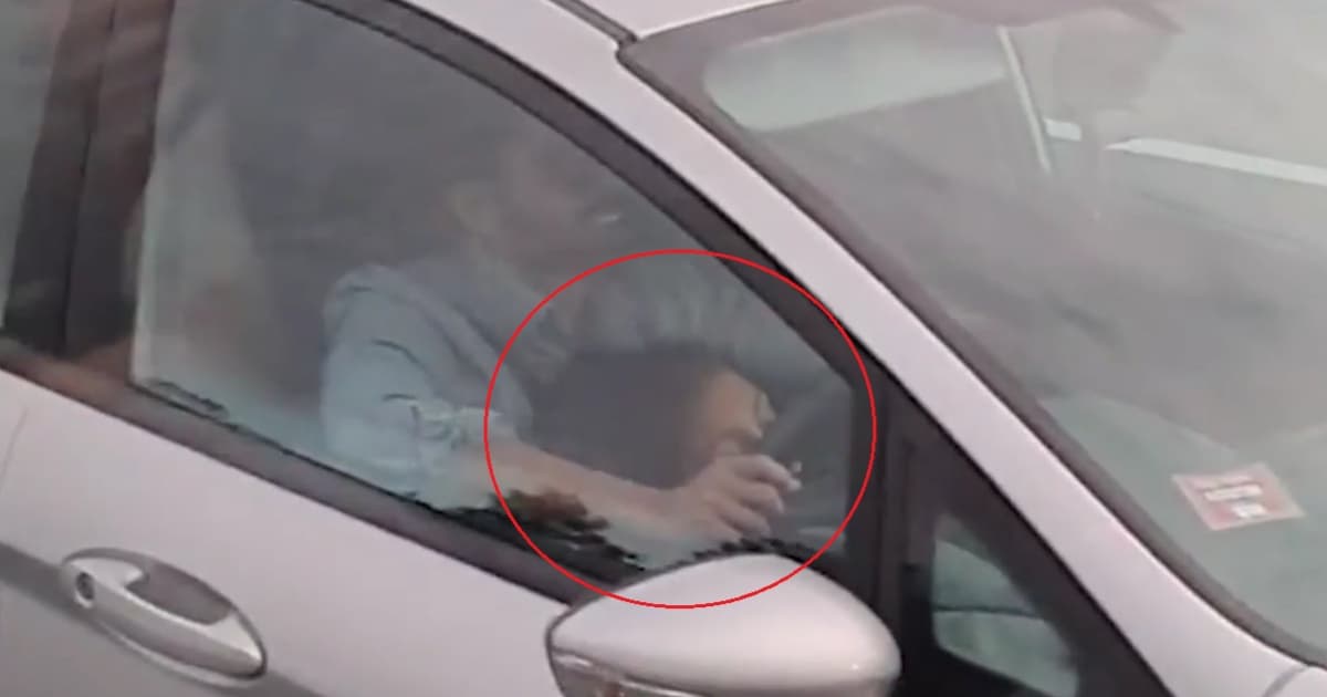VIDEO: Cestujúci v autobuse si vo vedľajšom aute všimli záhadnú hlavu. Čo tam robila?