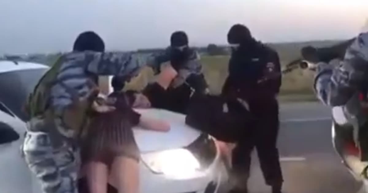 Ruský pár zatkli policajti naozaj drsným spôsobom. Potom sa však stalo to, čo nikto nečakal!