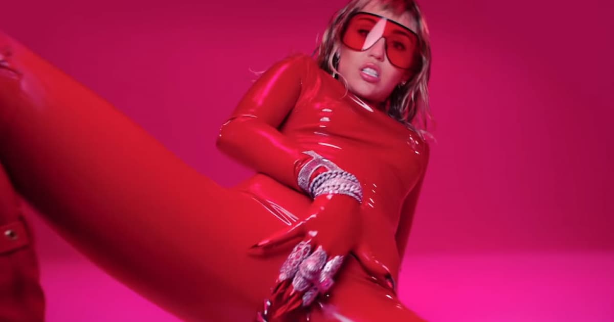Miley Cyrus v novom klipe v červenom latexe a v rôznych pózach