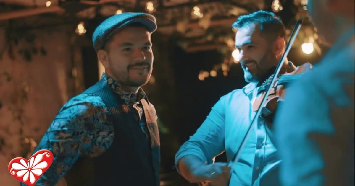Kapela Šarišanci a Štefan Štec spievajú o tom, ako sa od pondelka do nedele zabávajú a popíjajú