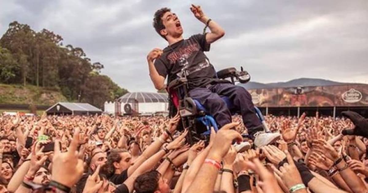 Jeho fotka ovládla svet! Vozíčkara držali ľudia nad hlavami, aby si užil koncert milovanej kapely