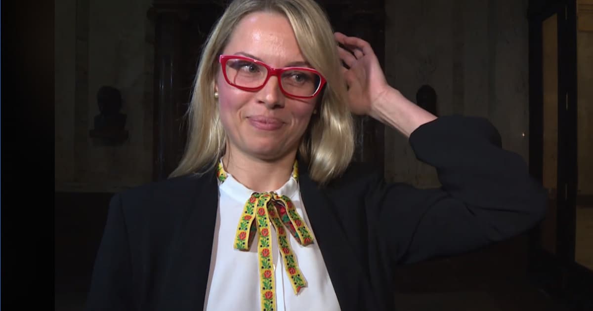 Hovorkyňa ministerstva kultúry hviezdou internetu. Pri odpovediach na formálne otázky sa zapotila