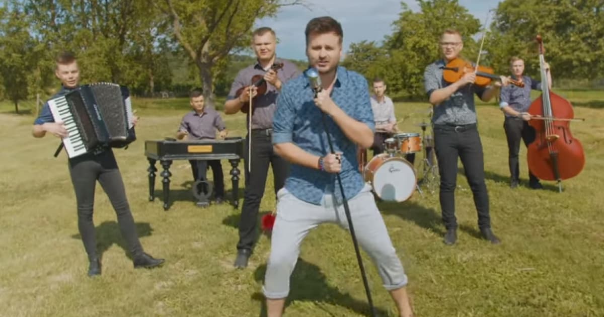 Mafia Corner to opäť roztočil na ľudovú nôtu. Jeho novinka Oči, oči, čierne oči ťa roztancuje!