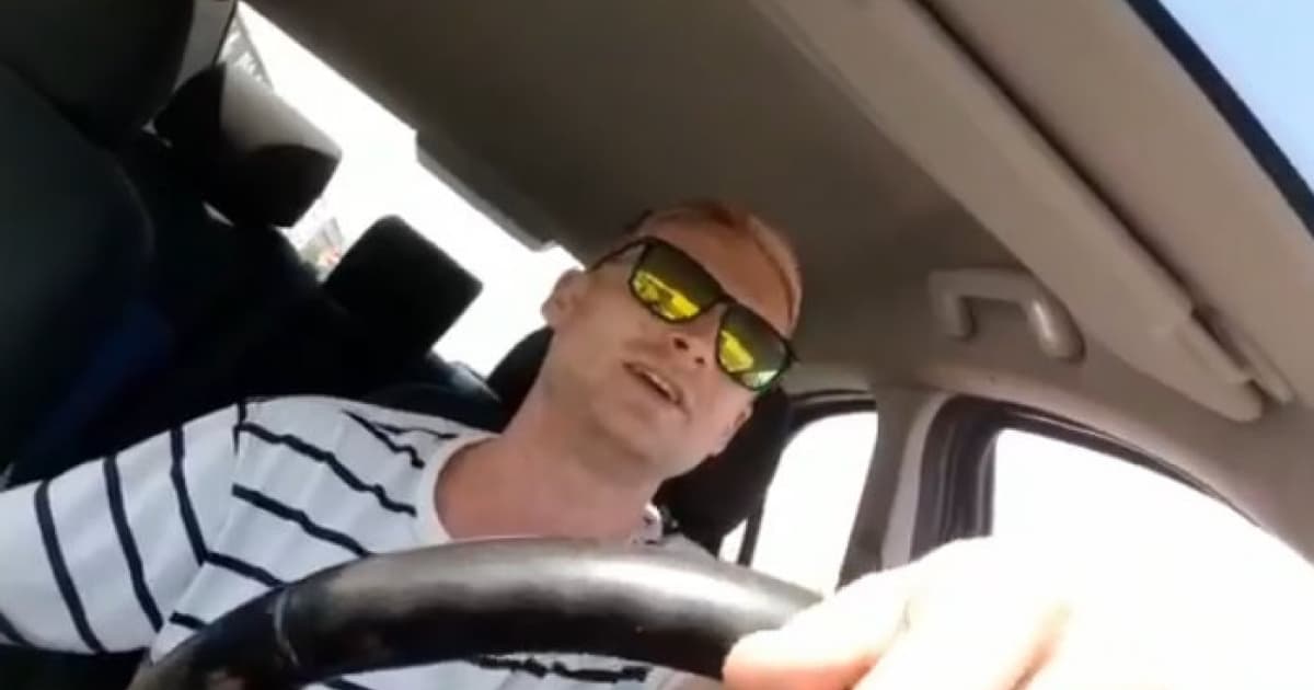 Sadol do auta, zapol kameru a začal spievať. Vymyslel tento chalan hit tohto leta?
