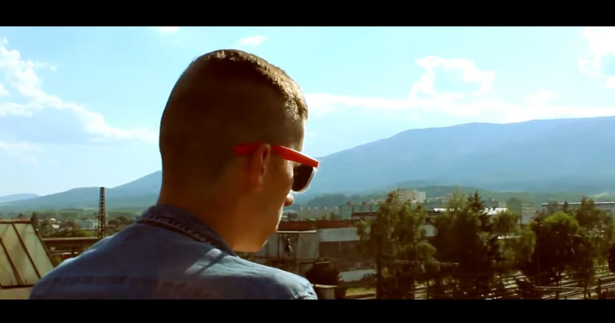 Mladý raper Staso sa snaží preraziť novinkou „Aj keď sa nedarí“. Toto vôbec nie je zlé!